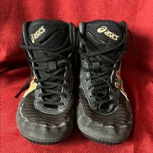 Men’s Asics Black and Gold Wrestling Shoes size 7.5 no wear on bottoms